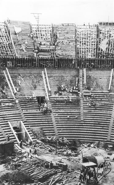 Archivo:Construcción de la Plaza México.jpg