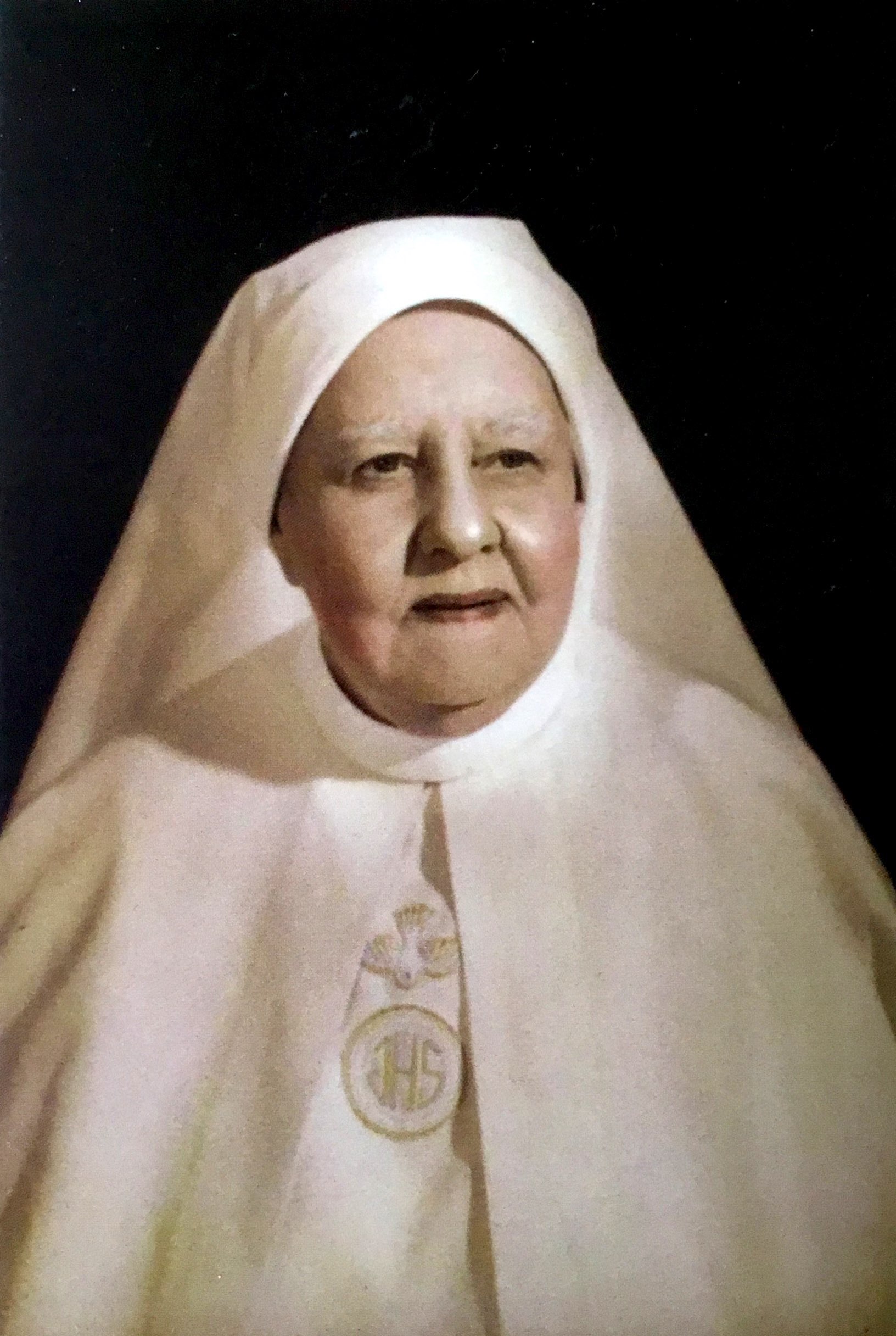 “Quiero ser la hostia viva, ofrecida cada día en el santo sacrifico, como holocausto perpetuo de tu amor”.