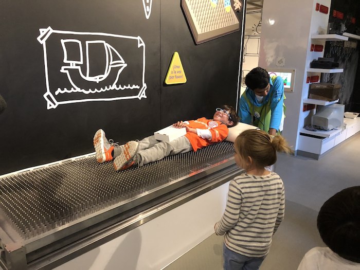 Archivo:Cama de clavos.jpg