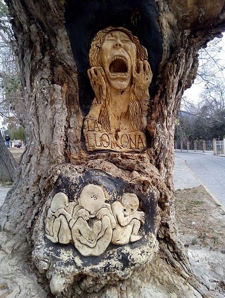 La-llorona-tallada-en-un-árbol.jpg