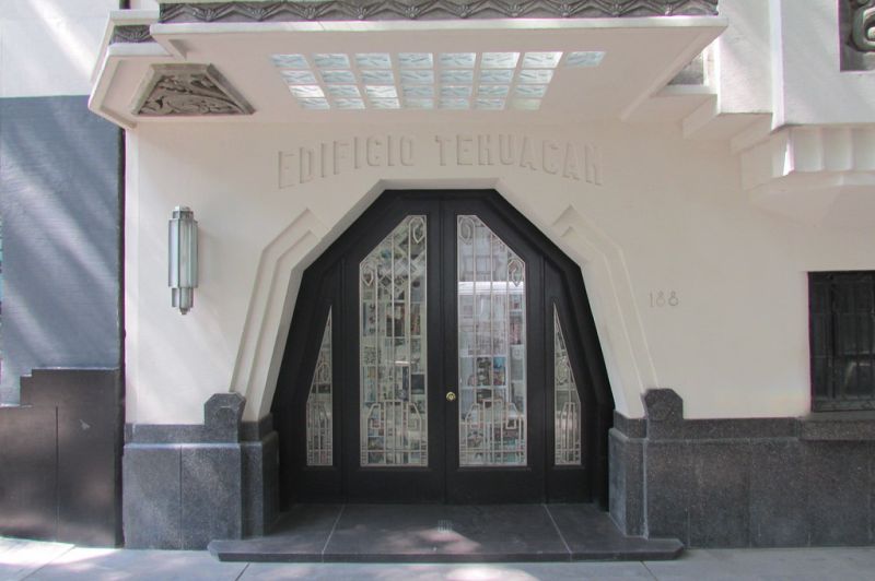 Archivo:Puerta de Edificio Tehuacán.jpg
