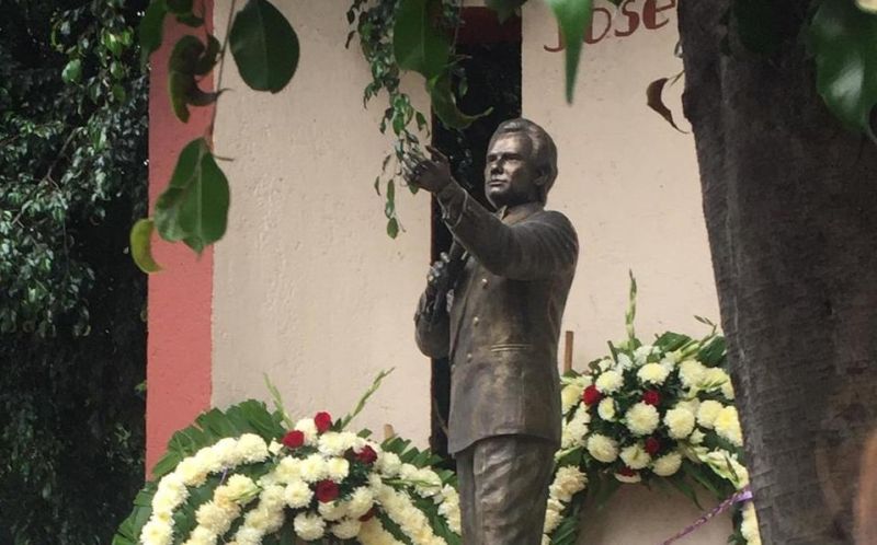 Archivo:Estatua de José José.jpeg