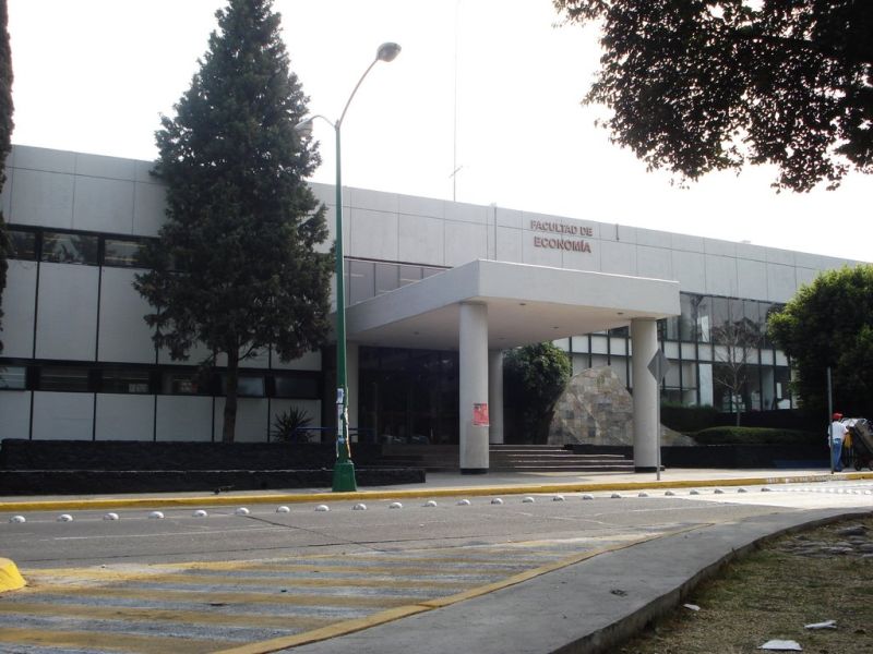Archivo:Facultad de Economía 04.jpg