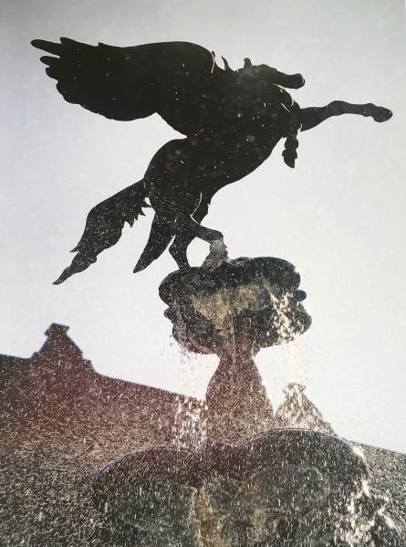 Archivo:Pegaso fuente patio central.jpg