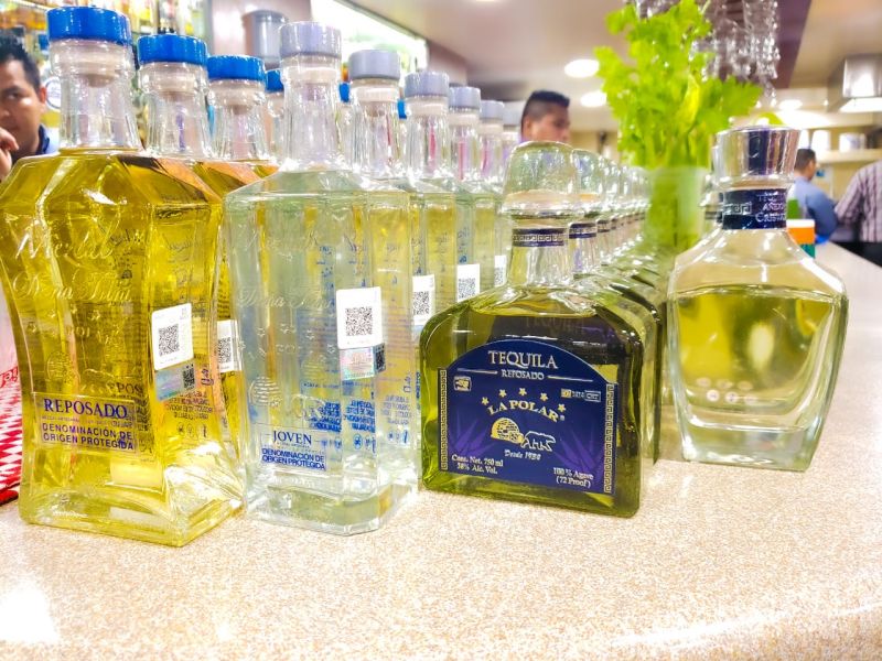 Archivo:Tequilas "La Polar".jpg