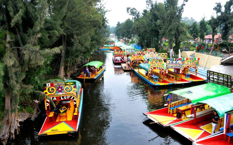 Archivo:TRAJINERAS DE XOCHIMILCO.jpg