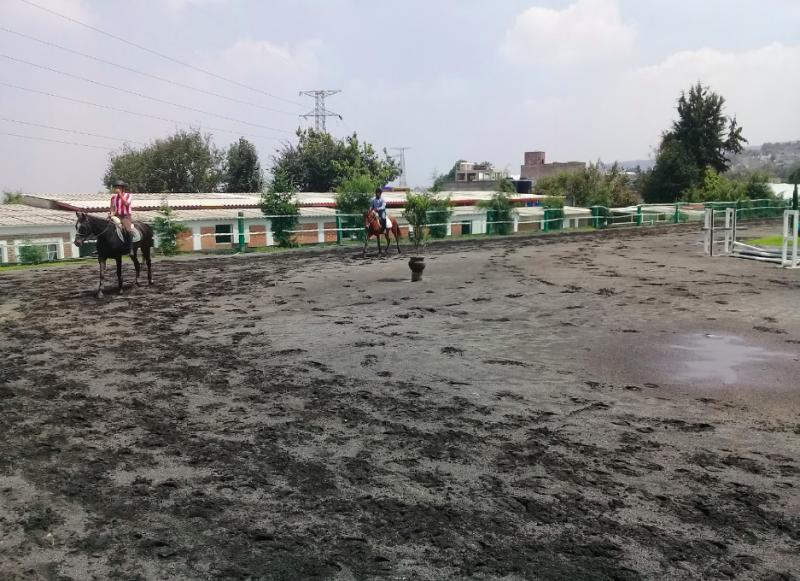 Archivo:Centro Ecuestre la Cuadra.png