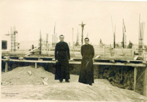 Los padres Joaquín y Antonio durante la construcción.png
