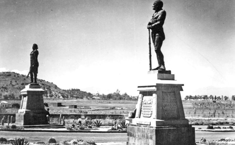 Archivo:Esculturas de Indios Verdes.jpg