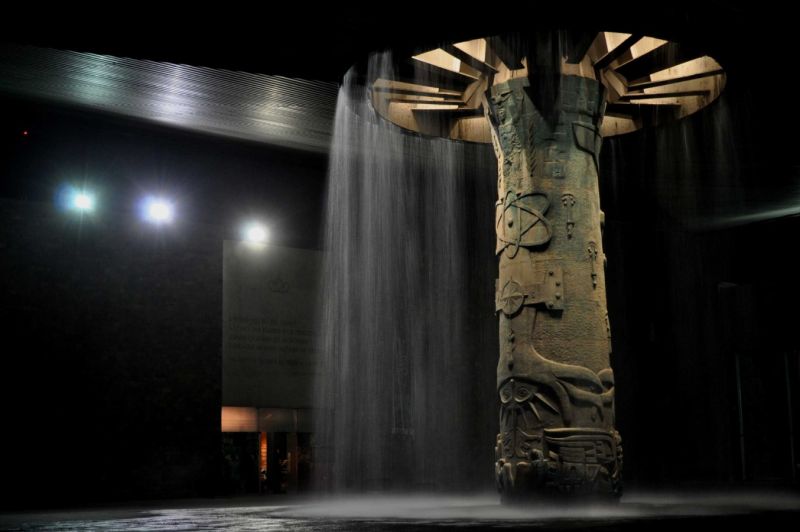 Archivo:Fuente el paraguas.jpg