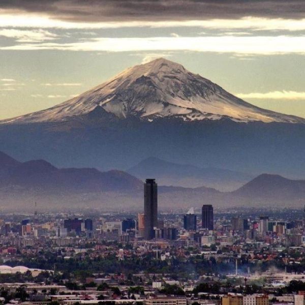 Archivo:Popocatépetl sobre la ciudad.jpg